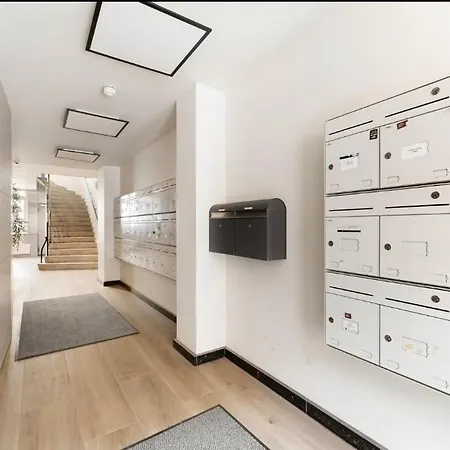 Bright And Modern 2-room Apartment, To S, Quiet 아파트
